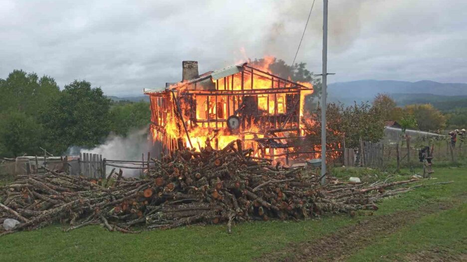 Kastamonu’da iki katlı ahşap ev çıkan yangında küle döndü