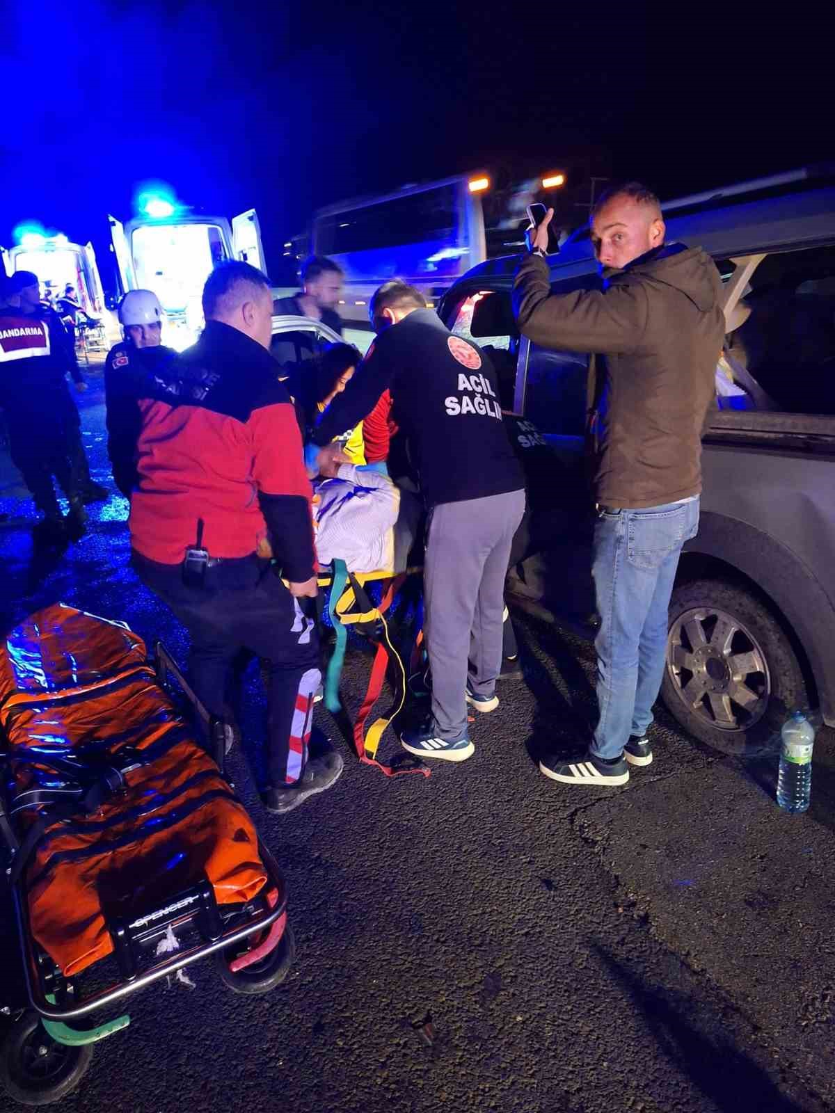 otoyolda zincirleme kaza 2 yarali VrqS7vcn