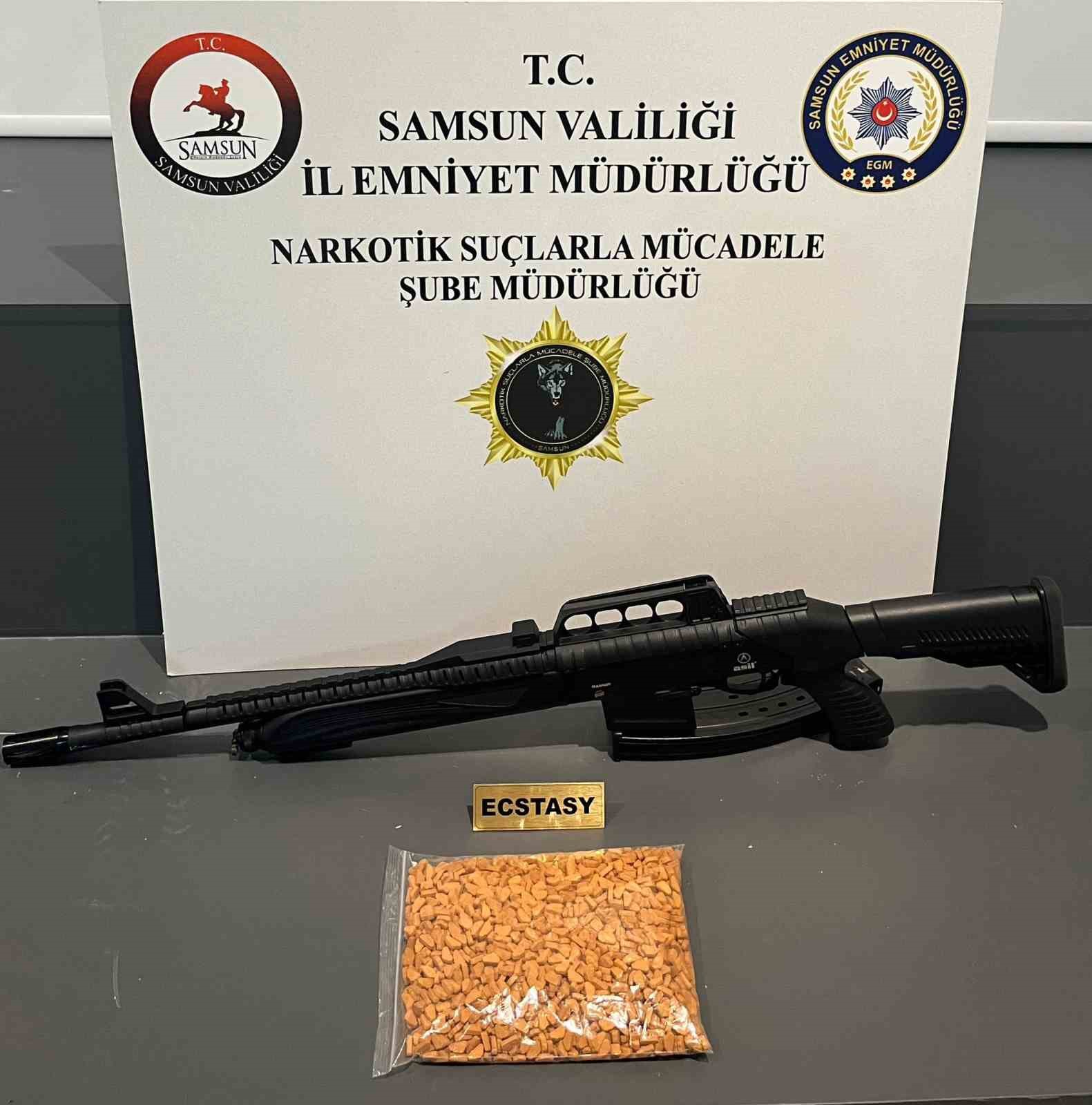 samsunda 3 bin 300 adet extacy uyusturucuyla yakalanan 2 kisi gozaltina alindi t87yEYFi
