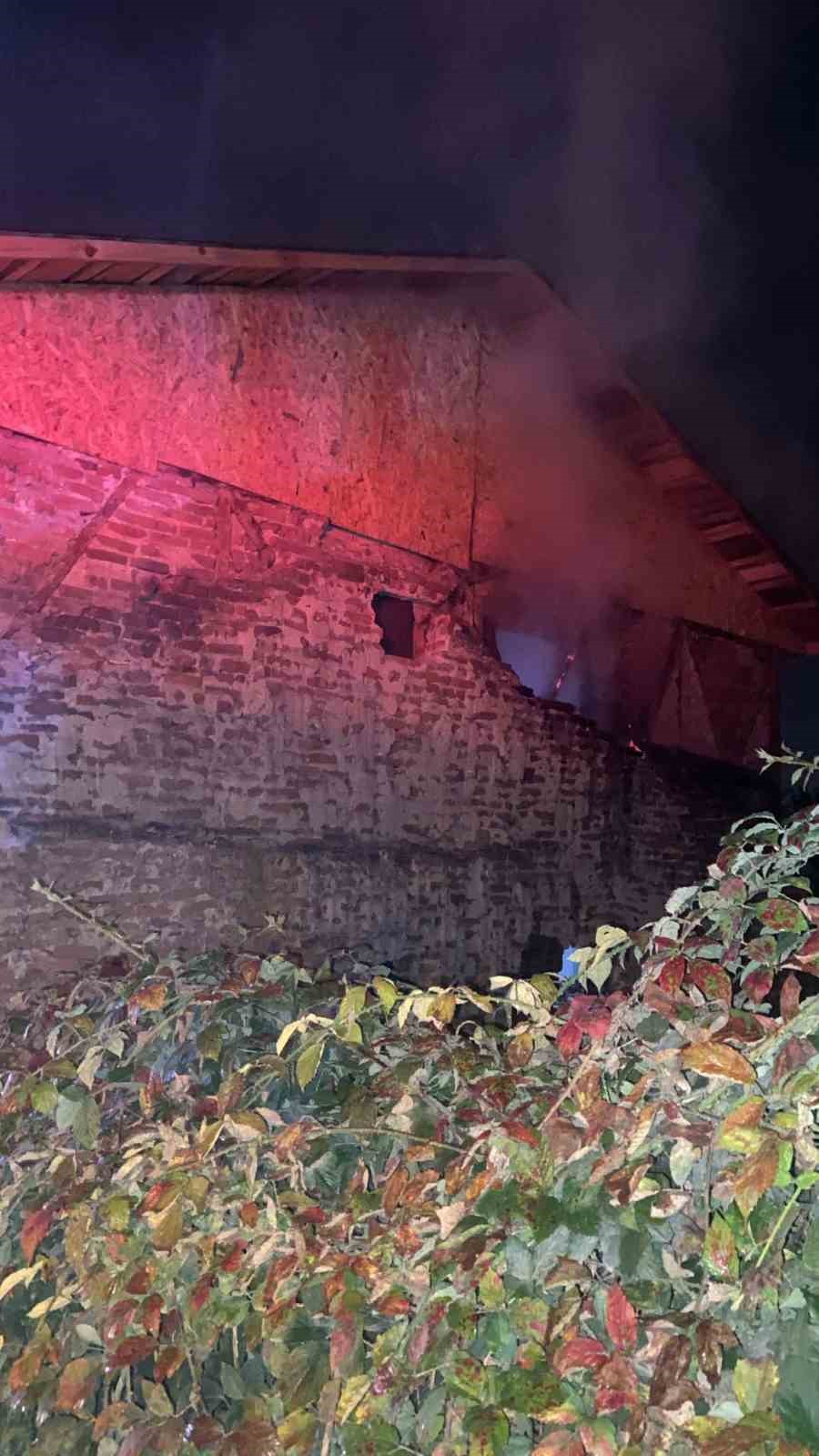 tadilat halindeki iki katli ev yandi kBGDwWWR