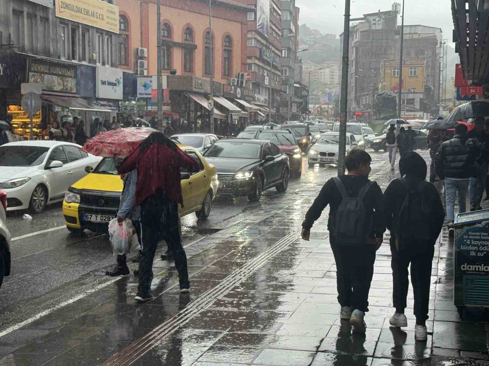 yagmura hazirliksiz yakalandilar yA5BU94m