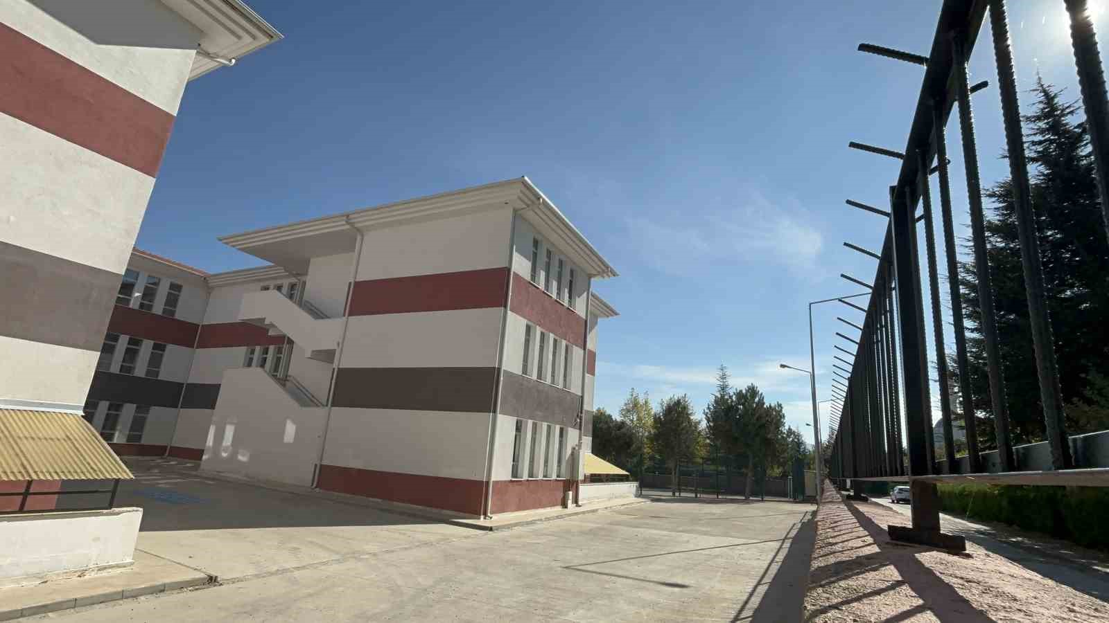 yangin merdiveninden dusen cocuk yaralandi ameliyata alindi