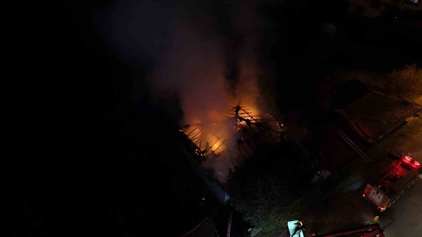 alevler geceyi aydinlatti sobadan cikan yanginda engelli genc son anda kurtuldu Q57sgphN