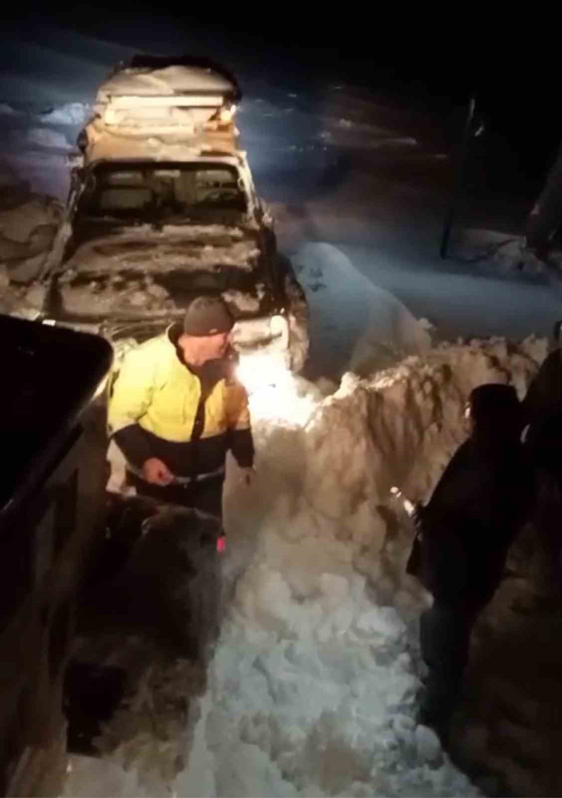 kar kalinliginin 15 metre oldugu yaylada 12 kisi mahsur kaldi SKyVdyb9