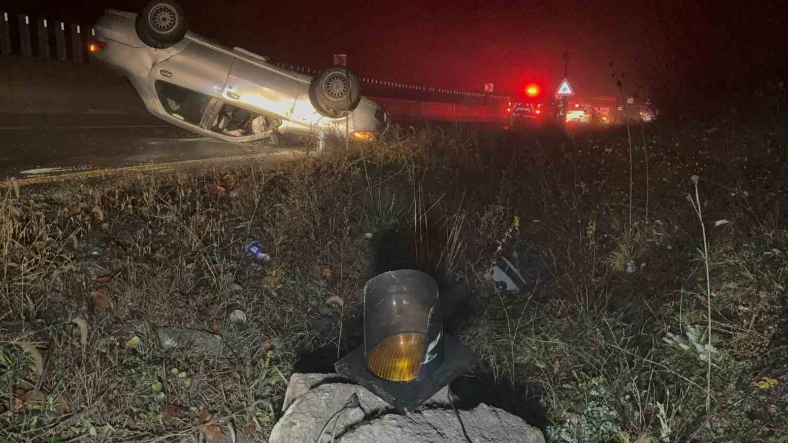 kontrolden cikan arac sis ikaz lambasina carpip takla atti 3 yarali 7T9HqE28