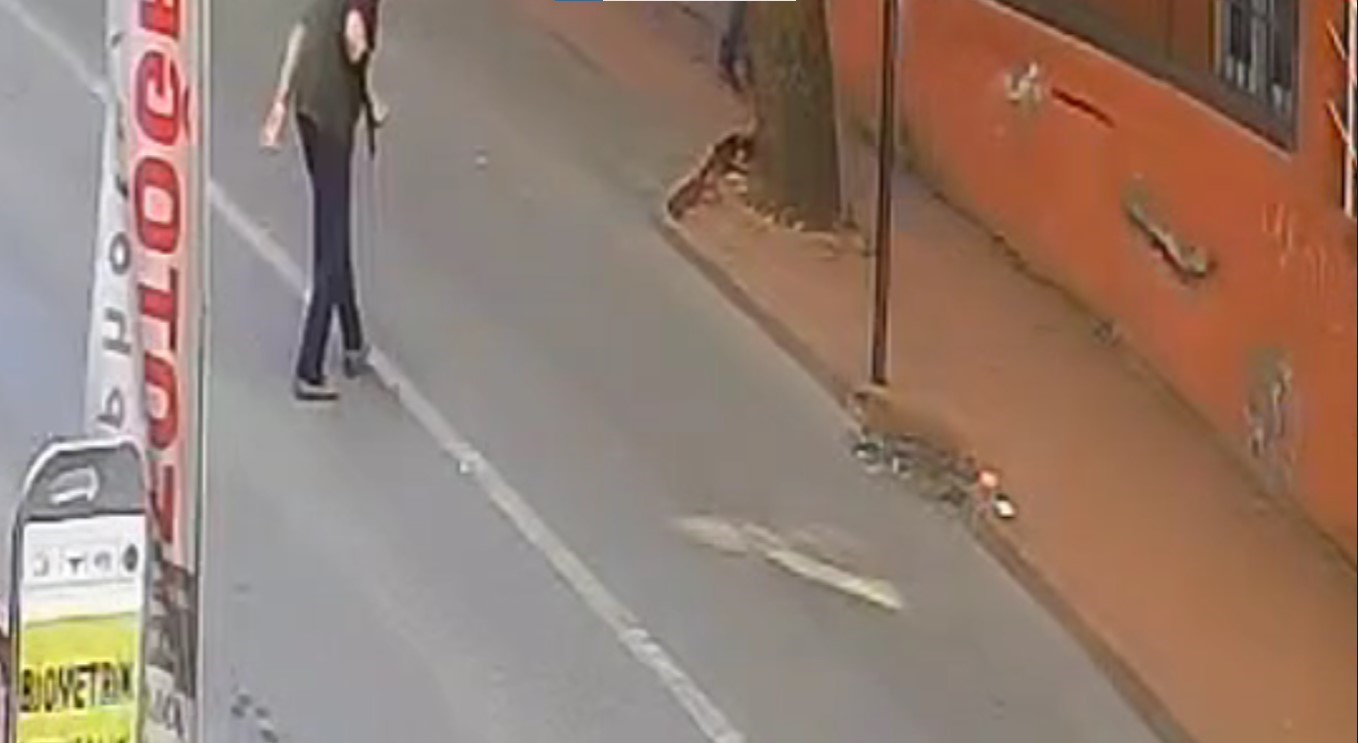 otomobil surucusu yolun karsisina gecmek isteyen adama carpip gitti X9sG9GQi