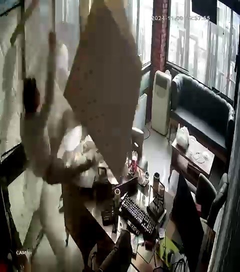 temizlik icin ciktigi asma tavan coktu kendini yerde buldu UYQACBRB