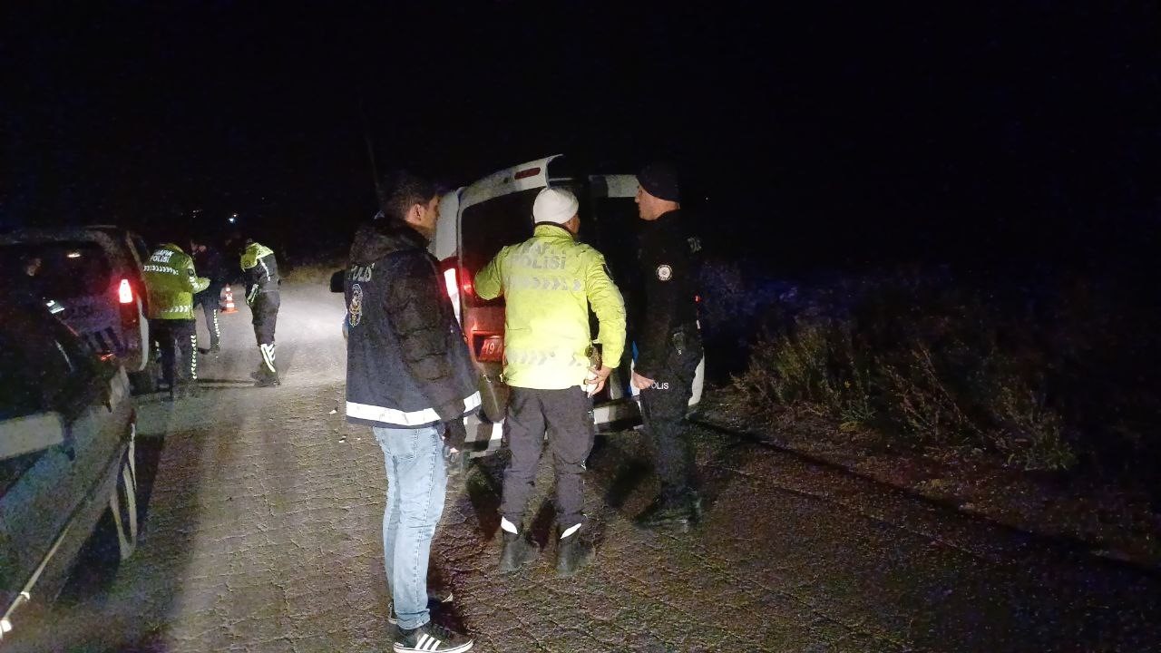 trafik polislerinin suphelendigi aracta uyusturucu ele gecirildi VuwDyYbm