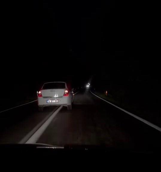 yol vermemek icin surekli serit degistiren otomobil kamerada yi5DBzmJ