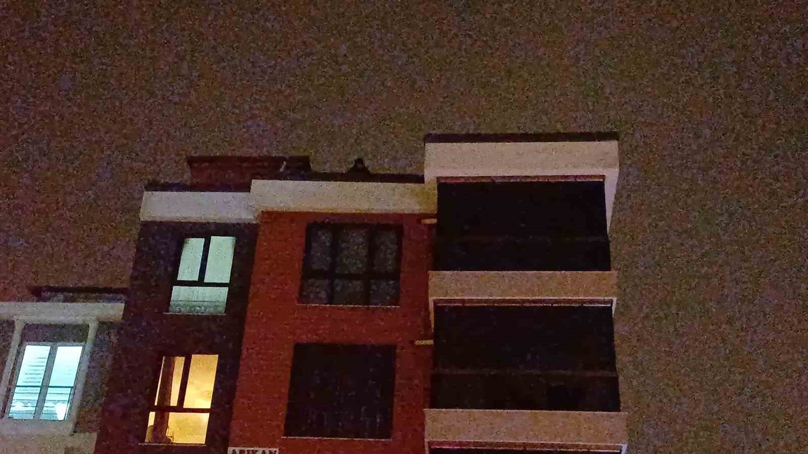 5 katli binanin catisinda intihara kalkisan sahsi polis ekipleri ikna etti wlyfAN5f