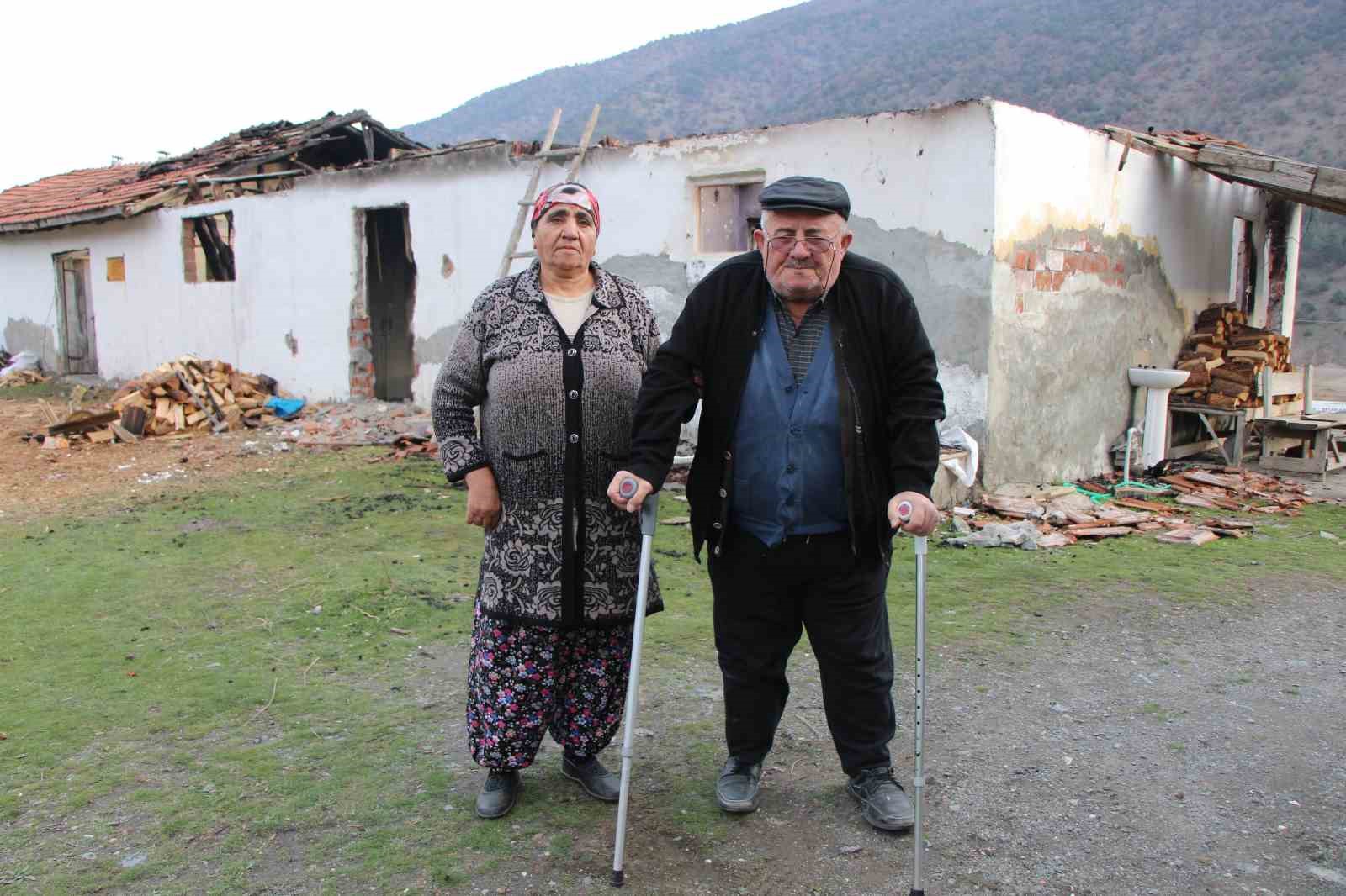 amasya valiligi evleri yanan aile icin afad baskanligindan acil yardim odenegi talep edildi 4lYqO2Pr