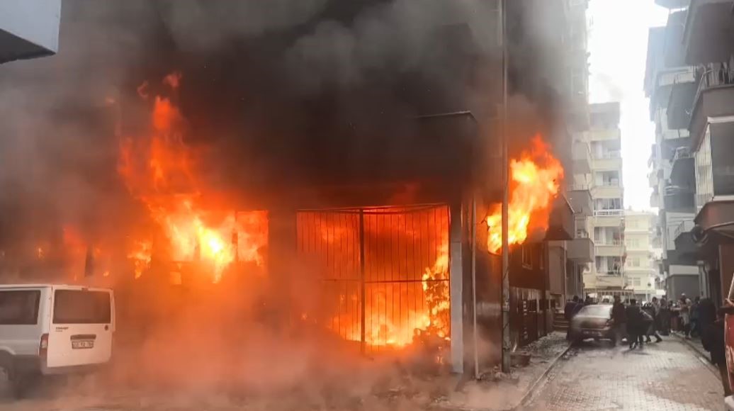 arhavide is yeri alevlere teslim oldu biri polis 2 kisi dumandan etkilendi fy8dIB1F
