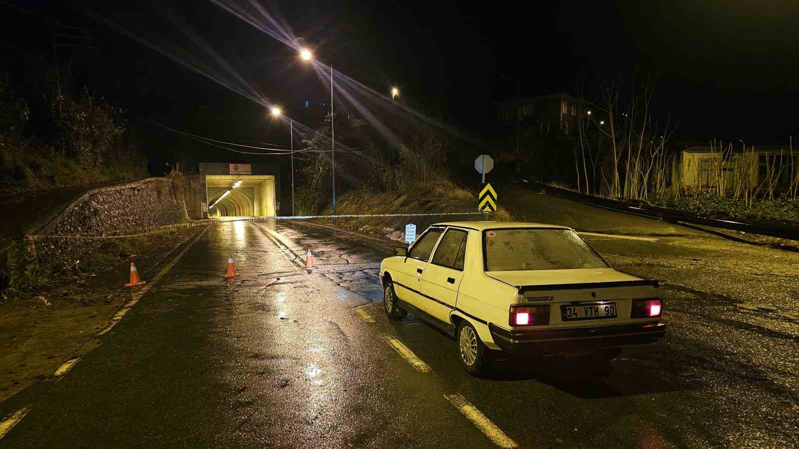 artvinde etkili olan firtina nedeniyle bir agac okulun uzerine devrildi