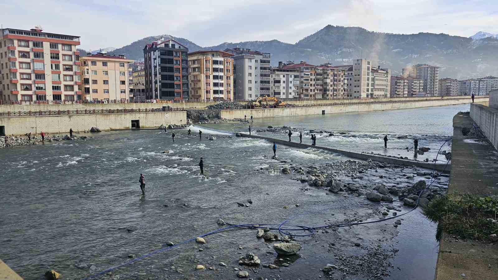 artvinde firtina somon kafesini parcaladi vatandaslar dereye akin etti