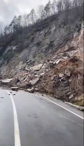 artvinde heyelan nedeniyle hopa borcka karayolu ulasima kapandi 6YZBE6VX