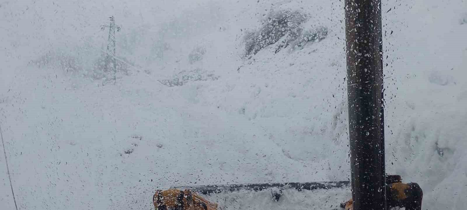 artvinde kar nedeniyle camili bolgesi ve 6 koy yolu ulasima kapandi U7BeQU8j