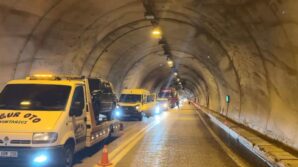 artvinde tunel girisinde heyelan yol trafige kapandi gxdT753b