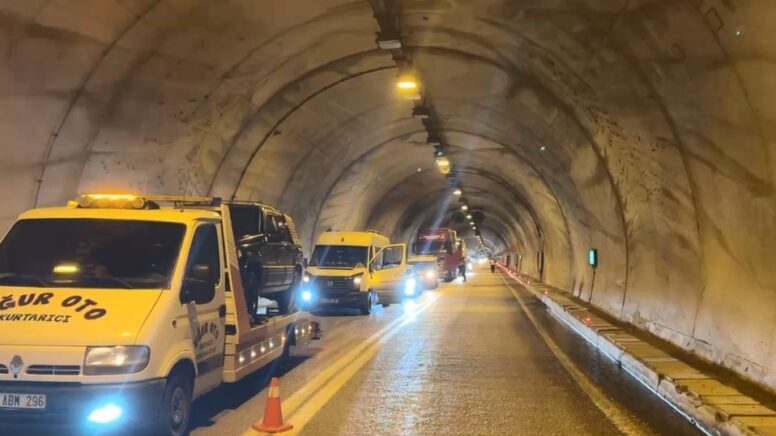 artvinde tunel girisinde heyelan yol trafige kapandi gxdT753b