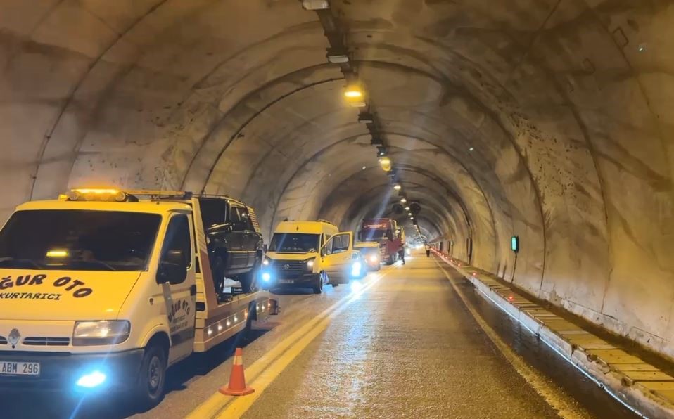 artvinde tunel girisinde heyelan yol trafige kapandi
