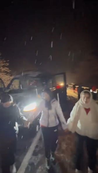 artvinde yogun kar yagisi trafik durdu suruculer horon teperek isindi YeUuMn1X