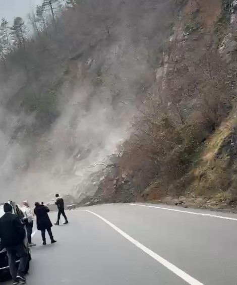 artvindeki heyelan ani kameraya yansidi