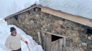 artvinin bicakcilar koyunde kis zorluklarla geciyor kar kalinligi 3 metreyi asti 7z2Ngmk8