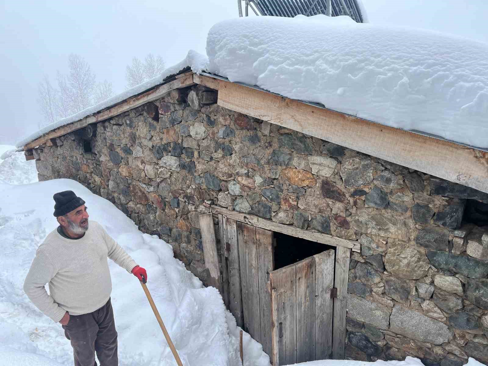 artvinin bicakcilar koyunde kis zorluklarla geciyor kar kalinligi 3 metreyi asti 7z2Ngmk8