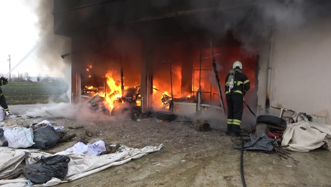 bafrada tekstil atolyesi alevlere teslim oldu gAU7zlZj