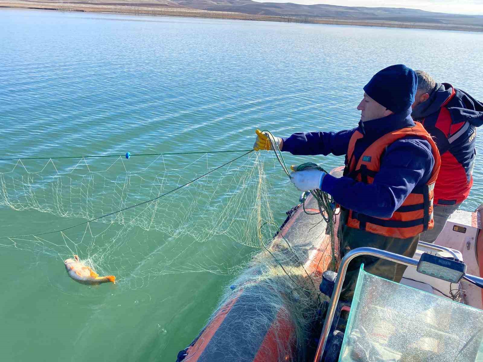 barajda 4 kilometre uzunlugunda hayalet ag cikti aga takilan baliklar yeniden suya salindi mMdKqji7