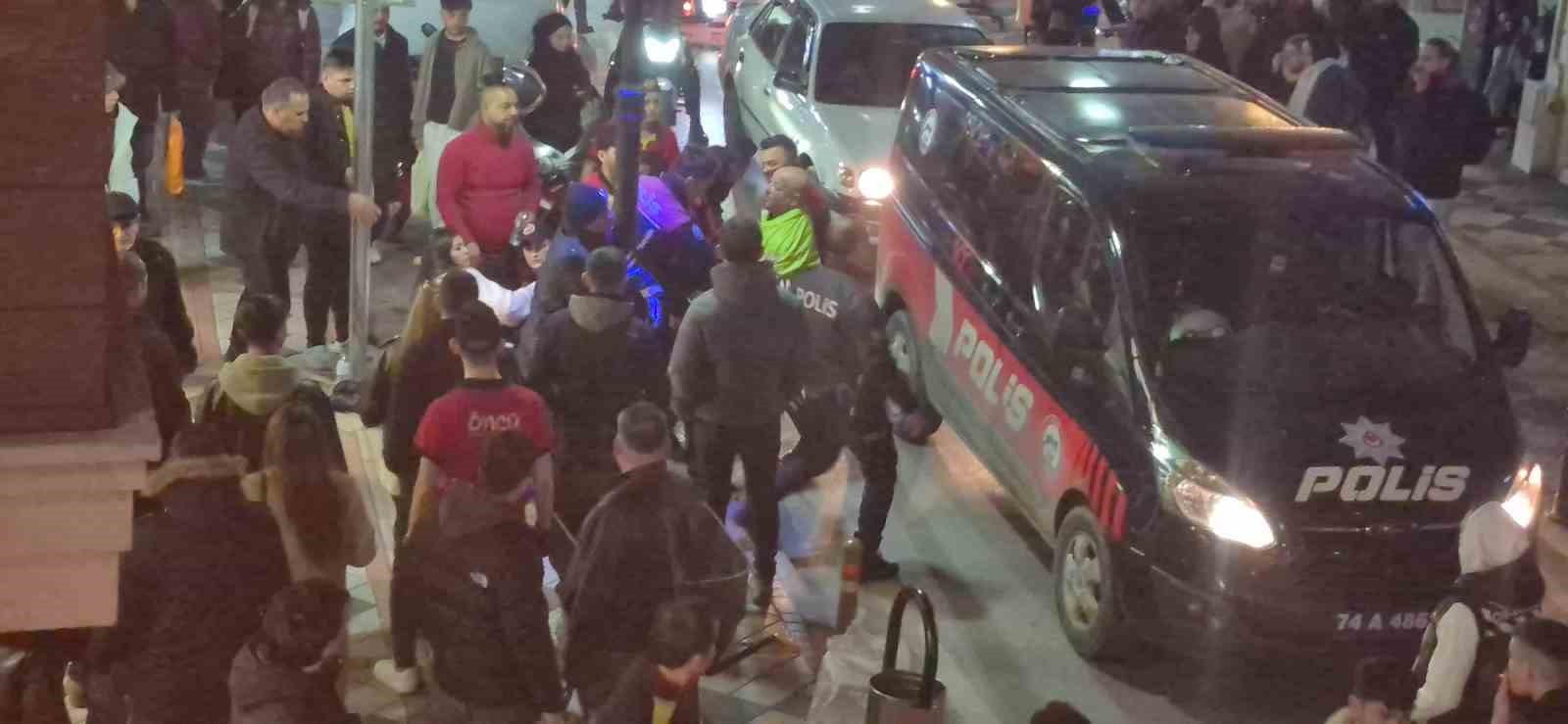 bartinda laf atma kavgasi 1 kisi yaralandi 1 kadin sinir krizi gecirdi pwf1WZgL