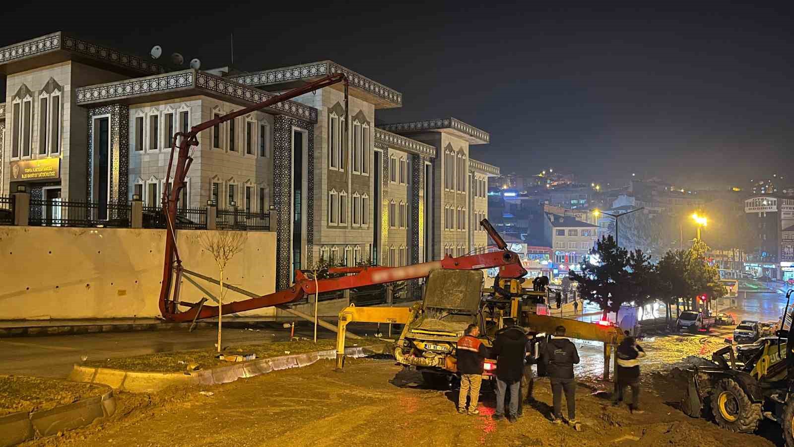 beton pompasi devrildi facianin esiginden donuldu JGBdtY8H