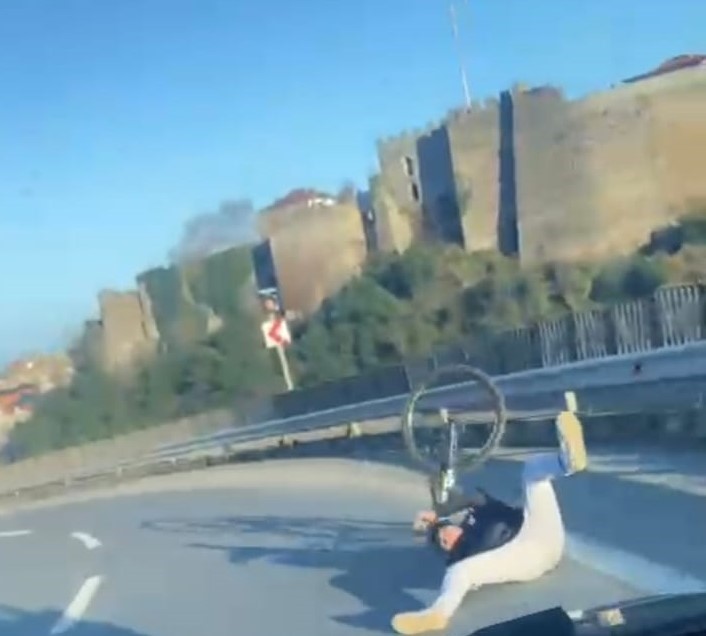 bisikleti ile tek teker uzerine yolda gitmeye calisirken az kalsin otomobilin altinda kaliyordu SqlvzjEC