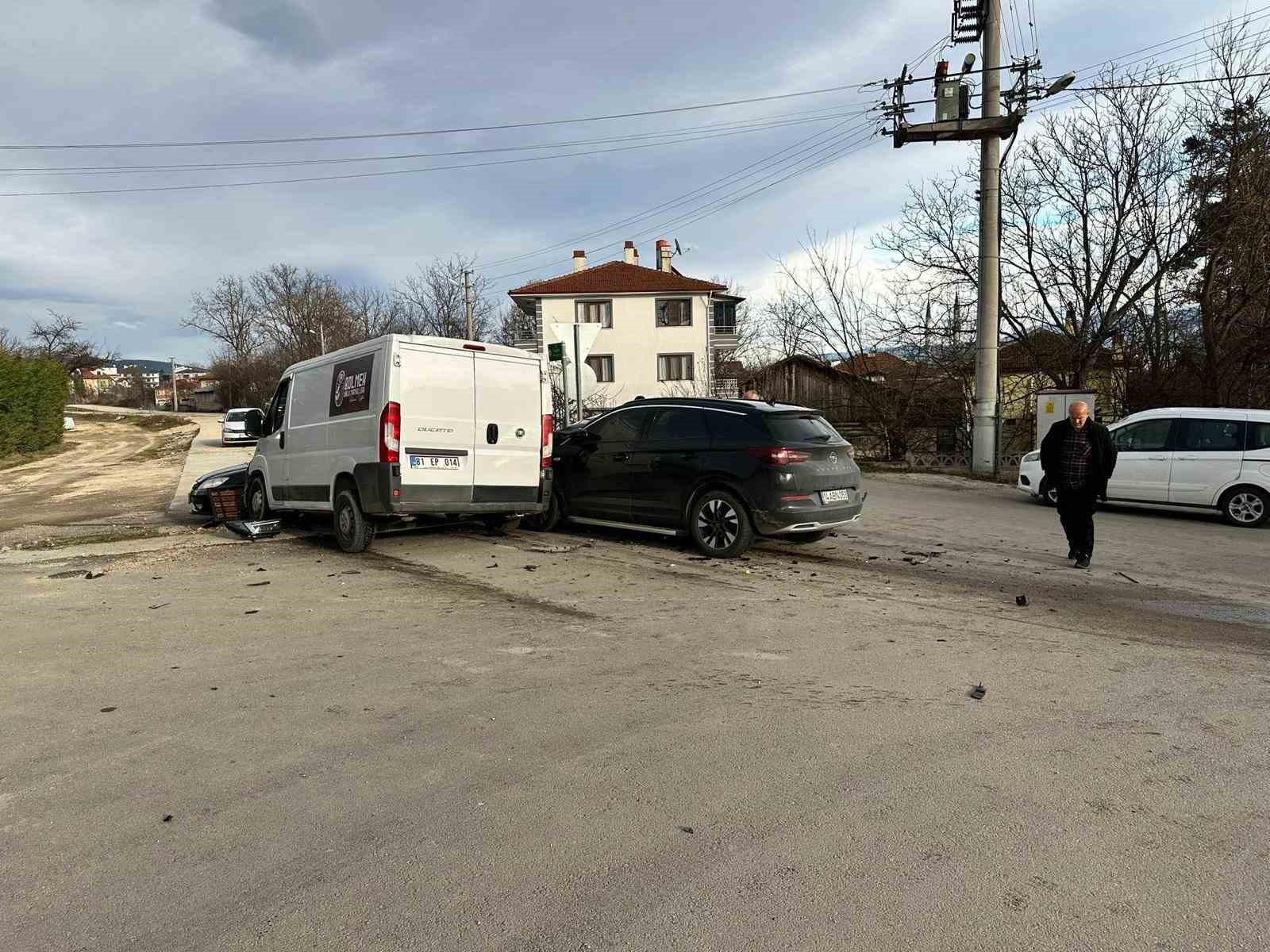 boluda cip minibusle carpisti 3 yarali ftzQGNLU