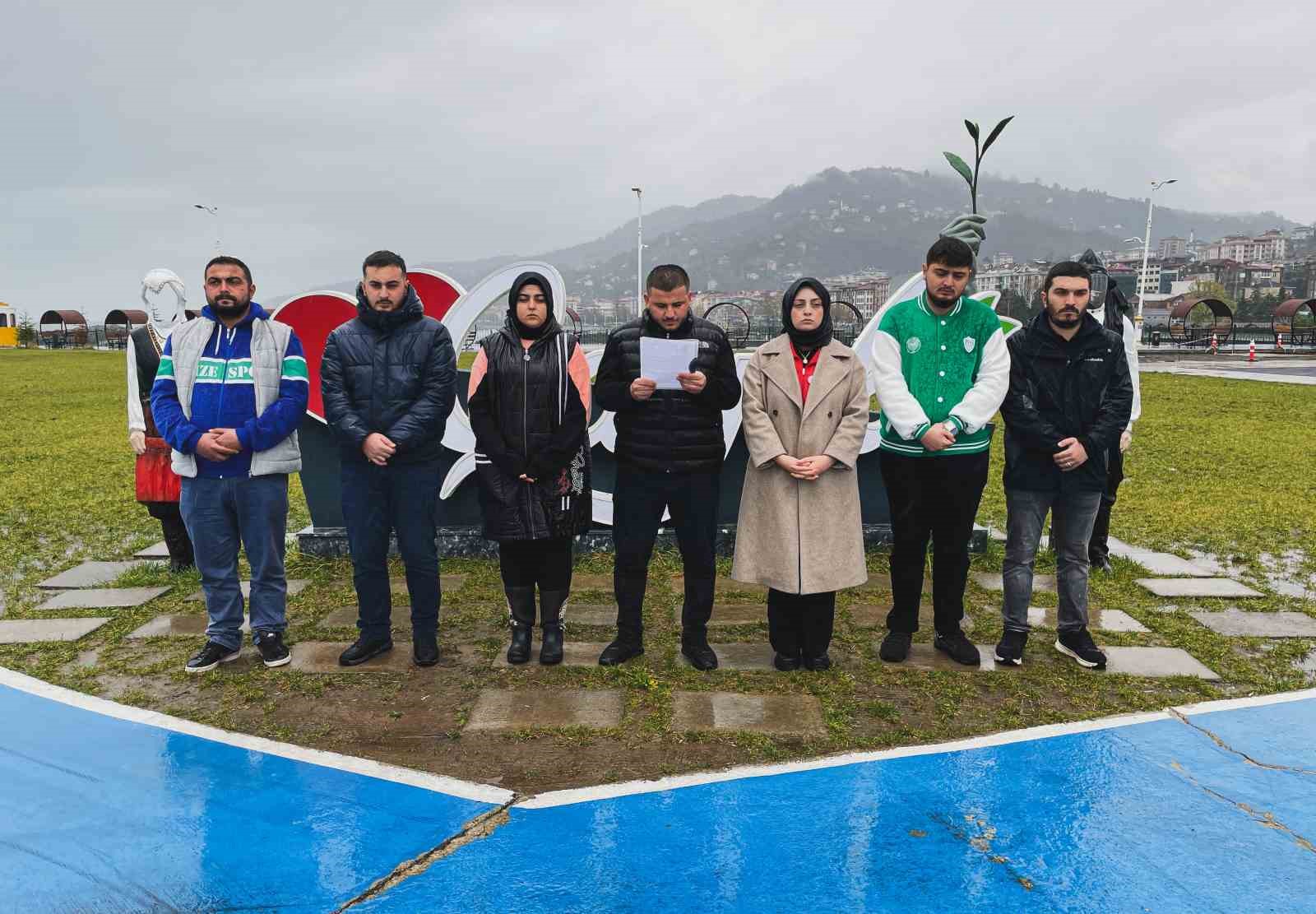 chpli belediyenin sehit cenazesi sirasinda yaptigi konserli acilisa cayelili genclerden tepki hcR4IFf7
