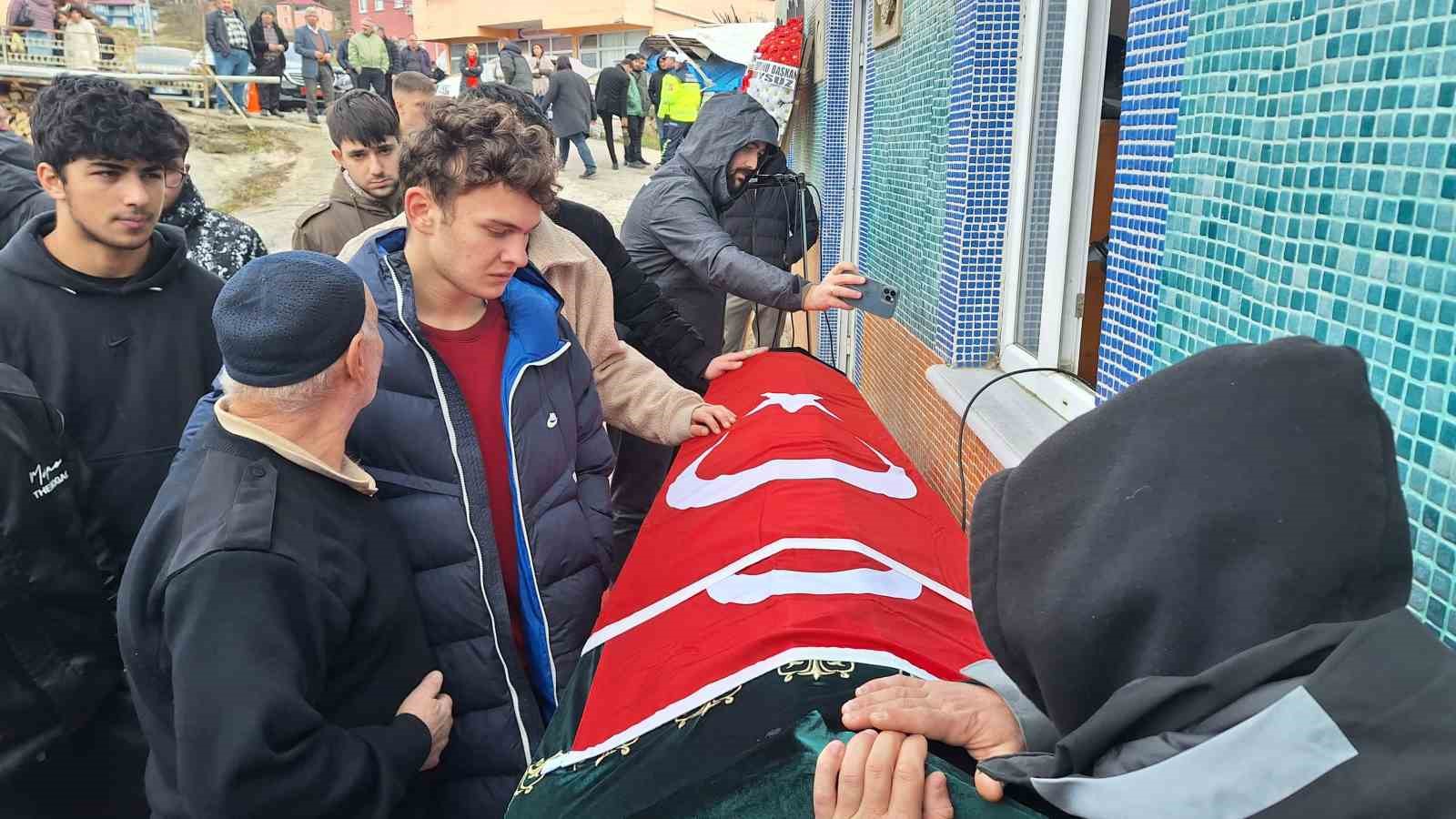 cig felaketinde hayatini kaybeden milli sporcu emre yazgana memleketi trabzonda son veda Pyu4Imce