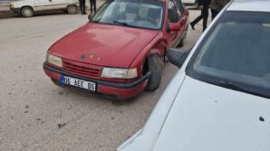 corumda iki otomobilin carpistigi kaza guvenlik kamerasinda pRqjBCFS