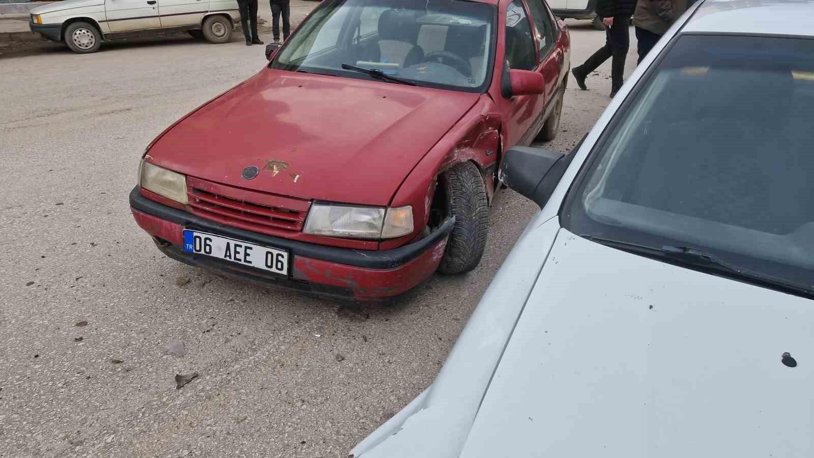 corumda iki otomobilin carpistigi kaza guvenlik kamerasinda pRqjBCFS