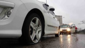 cukura dusen 20ye yakin aracin tekerleri patladi vQMtMnGv