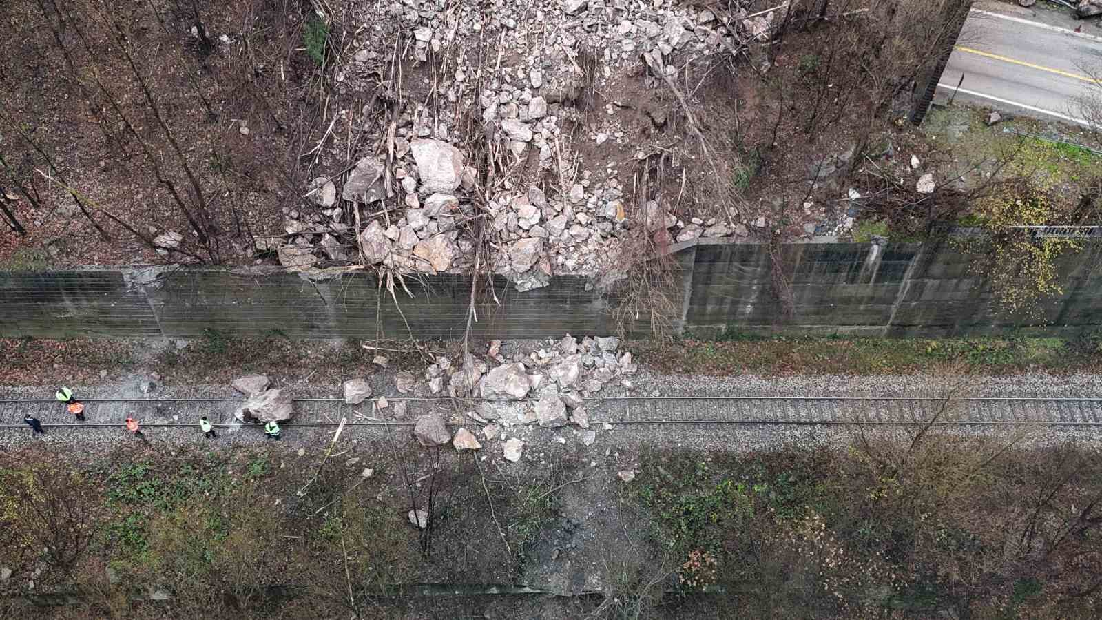 dagdan kopan kayalar demiryolunu kapatti faciadan donuldu MmURwvOQ