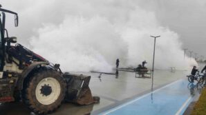 dalgalarin fotografini cekeyim derken az kalsin canlarindan oluyorlardi XuTFsXI3