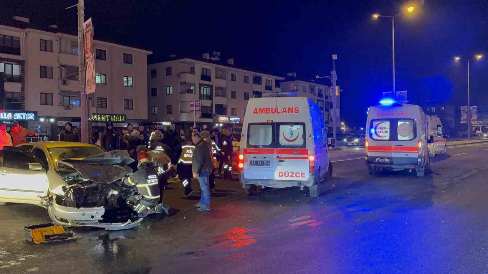duzcede ayni kavsakta yine kaza 3 yarali