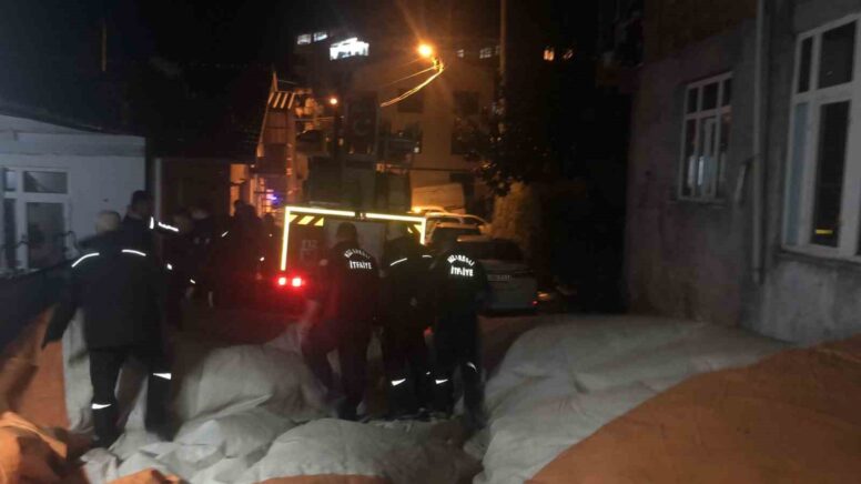 evin catisina cikarak intihara kalkisan kisiyi ekipler ikna etti 7Ii1TJxQ