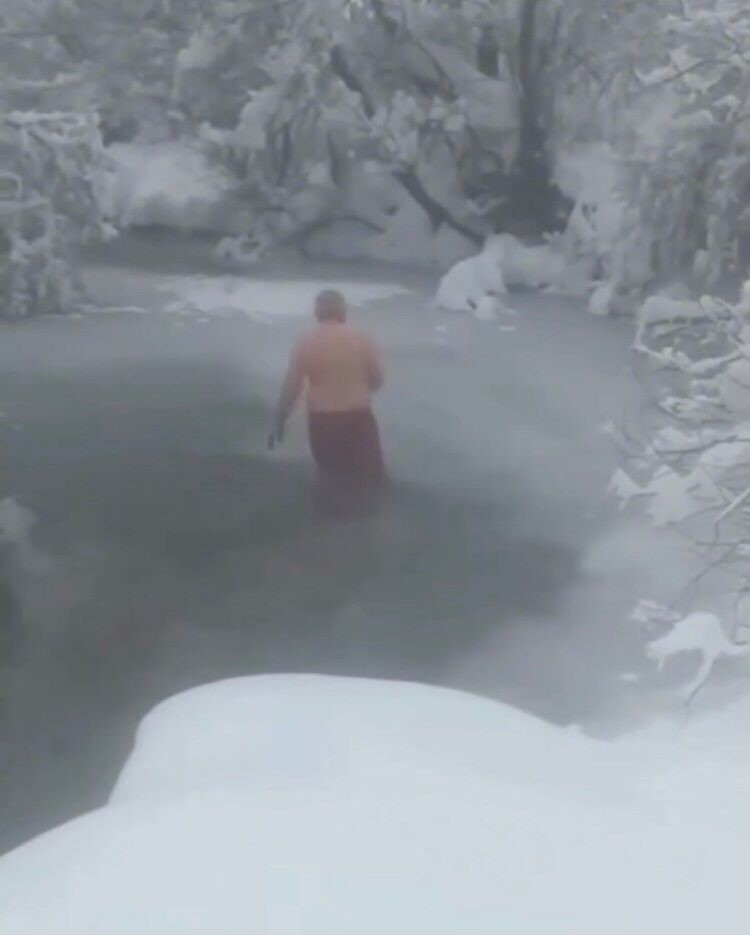 gumushanede 70 yasindaki adam buz tutan cayda yuzuyor dfT4fYyX