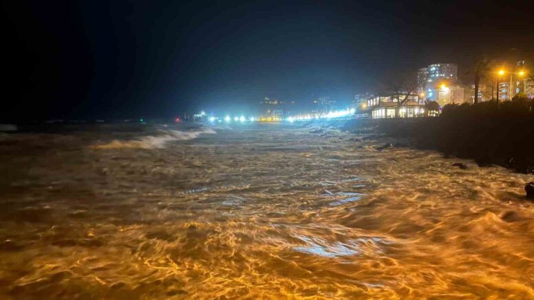 hopada firtina balik kafesini sahile surukledi sDBdmVyK