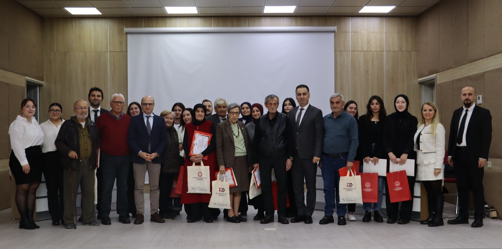 huzurevleri sakinleri ile universite ogrencileri etkinlikte bulustu