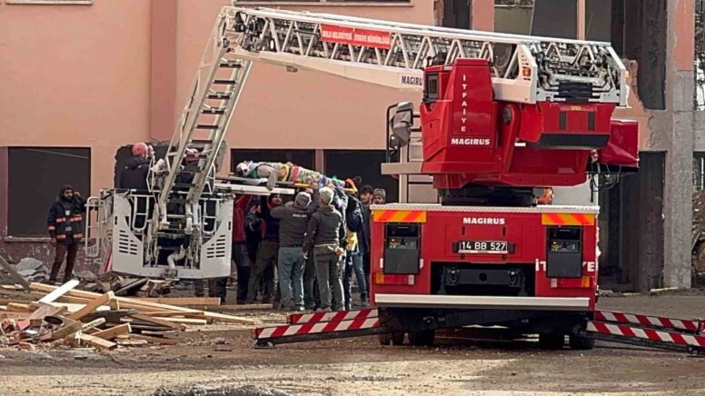 insaatin iskelesinden dusen isci yaralandi WzI2Gey7