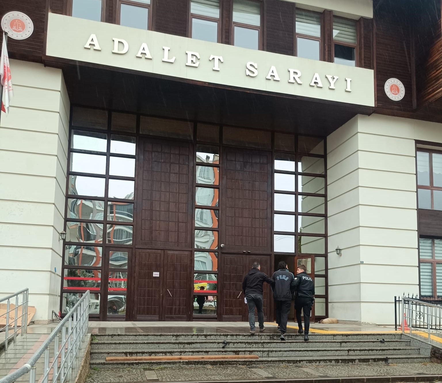 ismi bircok yerde hirsizliga karisan sahis rizede yakayi ele verdi p2lLOSGi