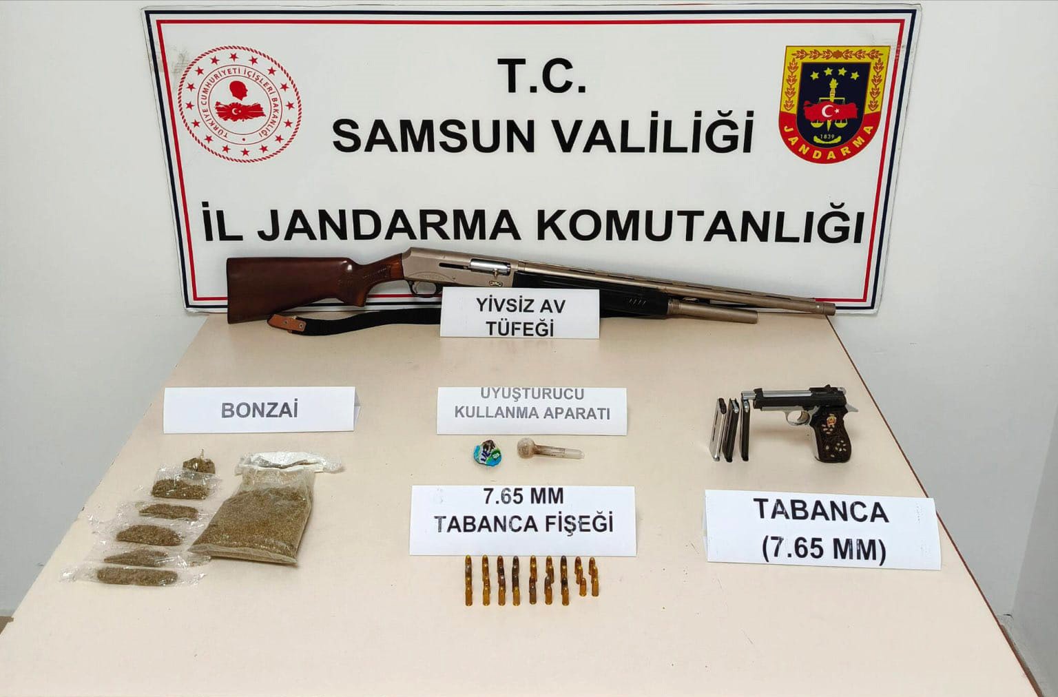 jandarma silah ve uyusturucu ele gecirdi LKQEaqgE