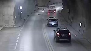 kamyonetten ucan levha motosikletliyi yere serdi o anlar kamerada C7VwAERK