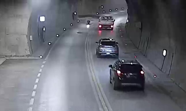 kamyonetten ucan levha motosikletliyi yere serdi o anlar kamerada C7VwAERK